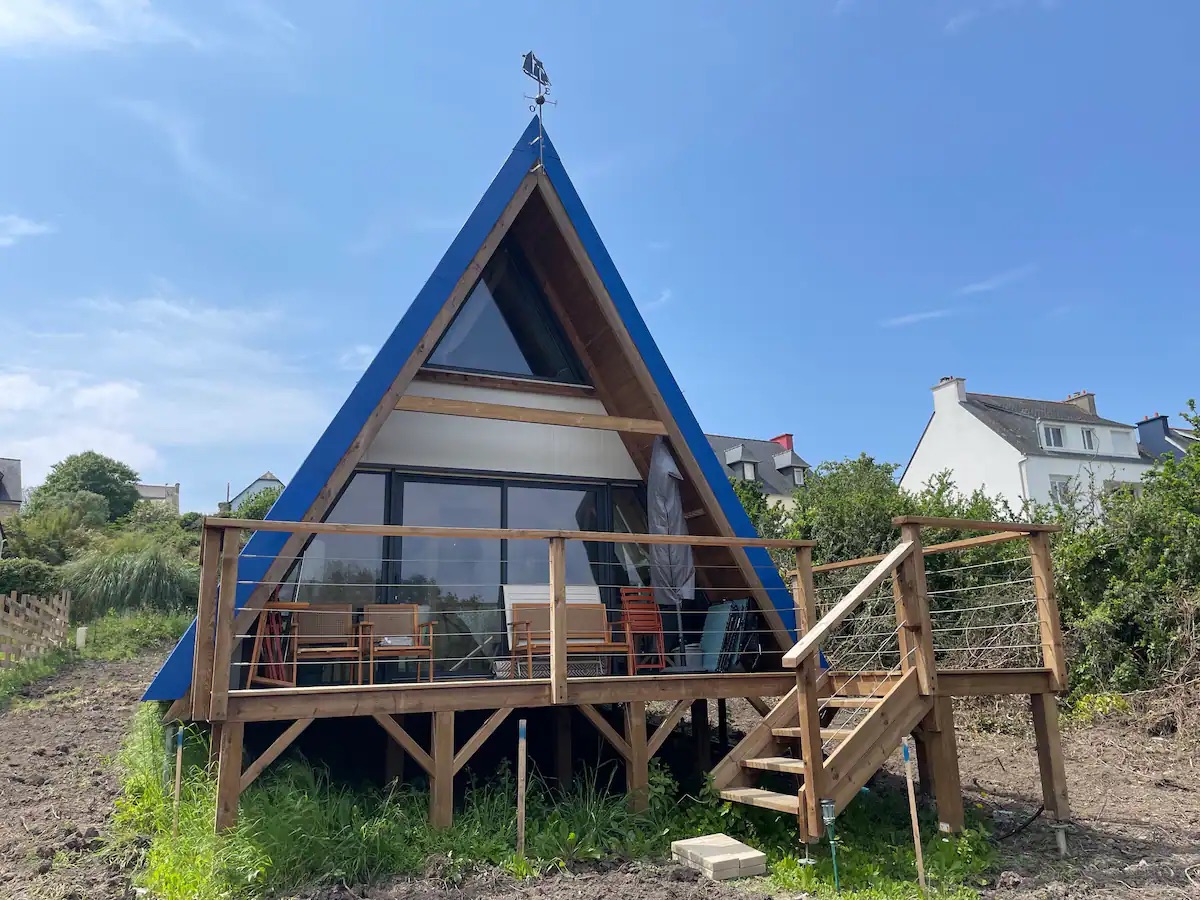Façade extérieure du Tipi Bleu et son jardin — La nature de Bretagne
