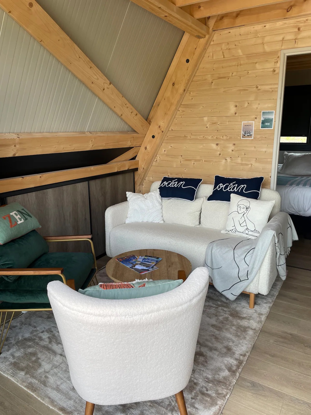Salon cosy du Tipi Bleu — chaleur du bois et confort