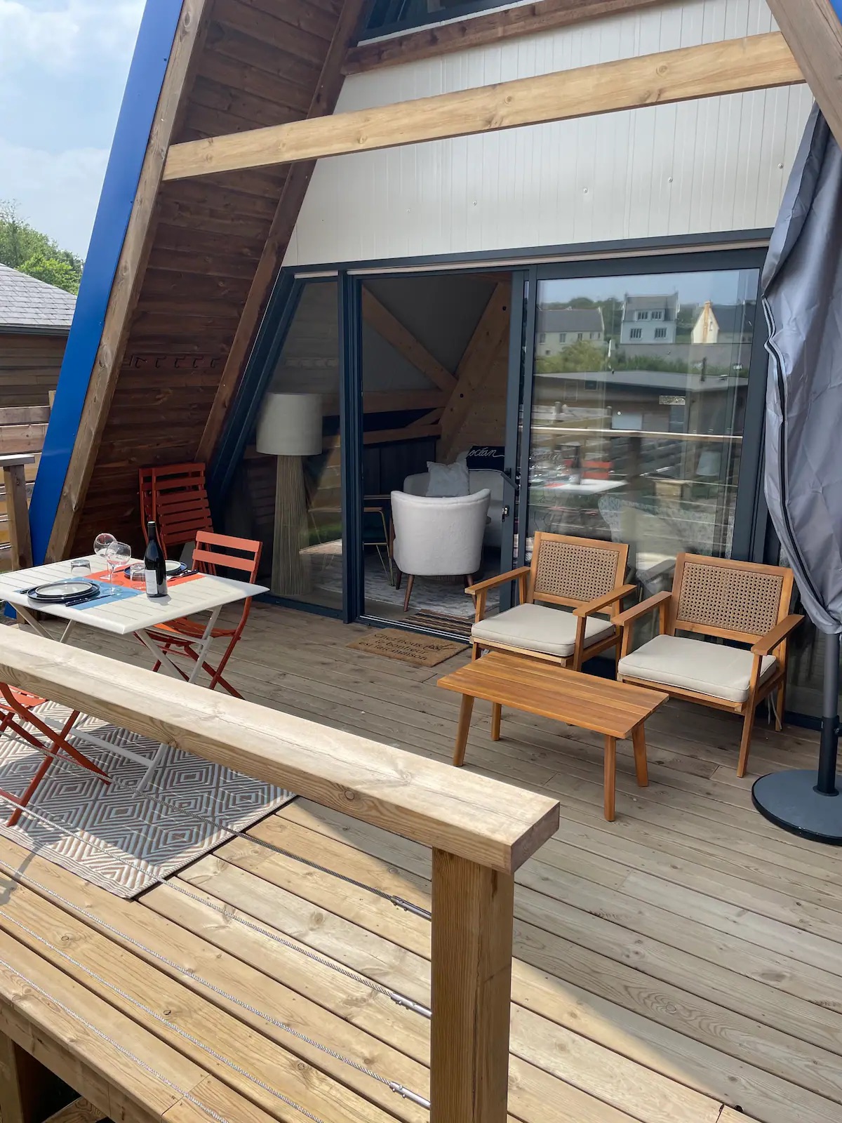 Salon de jardin avec fauteuils en rotin sur la terrasse